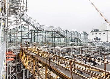 Las escaleras se caracterizan por su diseño ondulado, que no solo es visualmente impactante, sino que también garantiza una agradable experiencia al caminar.<br/>(Foto: PERI SE)
