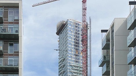 The “crowning glory” of the project presented the greatest challenge, as the geometry of the upper floors differed from that of the lower floors. Since it would not have been profitable to erect scaffolding up to the 45th floor, a creative custom solution also had to be found.