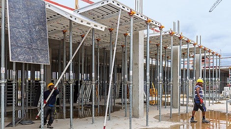 Beim Bau ihrer neuen Firmenzentrale nutzt die Eichstätter Firmengruppe Martin Meier zum ersten Mal die Großpaneel-Deckenschalung PERI SKYMAX, mit der auch die geplante Deckenstärke von 30 cm bewältigt werden kann.