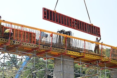 Страничен кофраж за ригели. Окачване на платна DOMINO с помощта на специалните системни монтажни лапи.