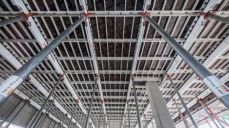 Dank des SKYDECK Längsträgers sind nur 0,29 Deckenstützen je m² Deckenfläche notwendig. Der große Stützenabstand schafft Arbeitsraum und spart Material und Arbeitszeit.