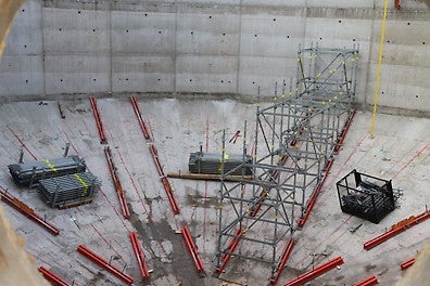 Монтаж на подпорно скеле PERI UP Flex в кухината на конструкцията на метантанка по конична повърхност върху стоманени профили SRU