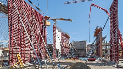 Die 144 m² großen MAXIMO Umsetzeinheiten der Regelabschnitte wurden mithilfe einer Traverse mit jeweils nur einem Kranhub platziert.
