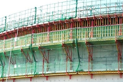 ひびきLNG基地建設工事（福岡県 北九州市）外側 CB240 クライミング作業足場