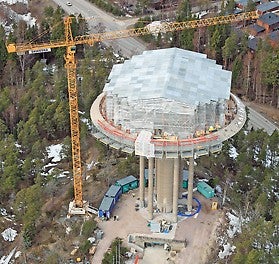 Telineitä siirrettiin vähitellen ympäri tornin, jotta koko reunus saatiin kunnostettua.