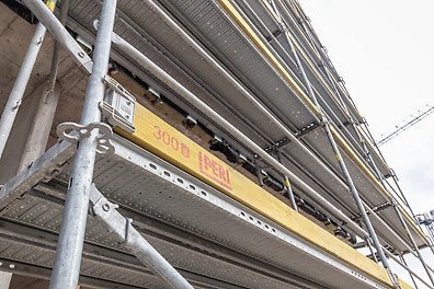 Системните елементи от скеле PERI UP Easy се монтират на принзипа &quot;гравитачно заключване&quot;, което прави монтажа изключително бърз и безопасен