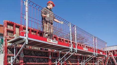 Besucher der PERI Messehalle dürfen sich auf ein innovatives Weiterentwicklungsprojekt aus dem Wandschalungsbereich freuen, das das Errichten von Wänden in Zukunft noch wirtschaftlicher, schneller und sicherer macht. Für die bewährte MAXIMO Rahmenschalung stellt PERI darüber hinaus neue Ergänzungen vor.