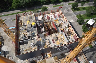 Die RCS-P Kletterschutzwand unterstützt die Arbeiten bis in das oberste Stockwerk. Die Windschilder decken 2,5 Geschosse gleichzeitig ab. Bei den, von Geschoss zu Geschoss, wechselnden Deckenflächen kann die SKYDECK Paneel-Deckenschalung ihre flexiblen Einsatzmöglichkeiten unter Beweis stellen.