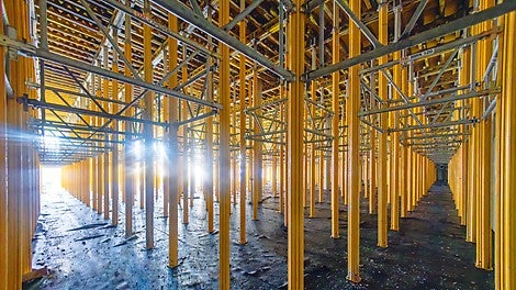 MULTIPROP Alu-Deckenstützen, überwiegend MP 625 mit bis zu 6,25 m Auszugslänge, ließen sich mit MRK Rahmen zu tragfähigen Stütztürmen verbinden.