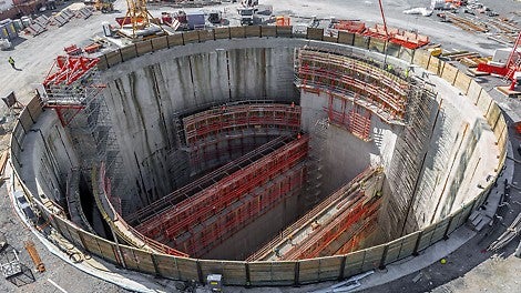 Mit 44 m Tiefe und 50 m Durchmesser ist das Emscher-Pumpwerk in Oberhausen die derzeit tiefste Baustelle im Ruhrgebiet. Innerhalb des begrenzten Baufelds der Ausschachtung waren massive Betonbauteile herzustellen.