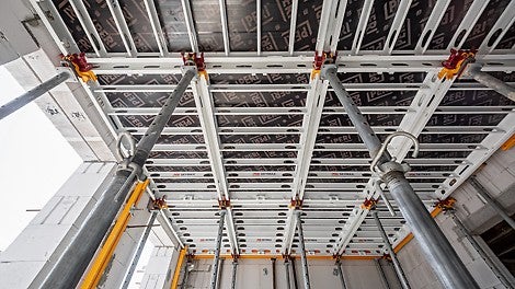 Mit dem Absenkkopf können die Paneele an jeder beliebigen Stelle unterstützt werden. Auch ein Richtungswechsel der Paneele ist damit möglich.