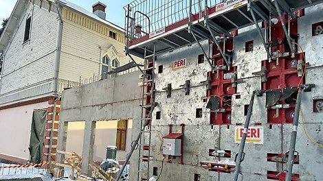 Monitoimitalon viereen jää vuonna 1900 rakennettu, suojeltu koulurakennus, joka liitetään uuteen yhdyskäytävällä. 