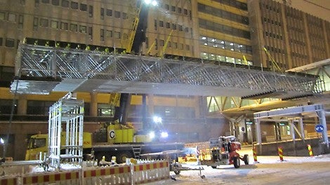 PERI UP LGS -osilla toteutettu kulkutaso nostettiin paikoilleen parkkihallin ajorampin päälle, johon ei ollut mahdollista pystyttää tuentaa maasta käsin.