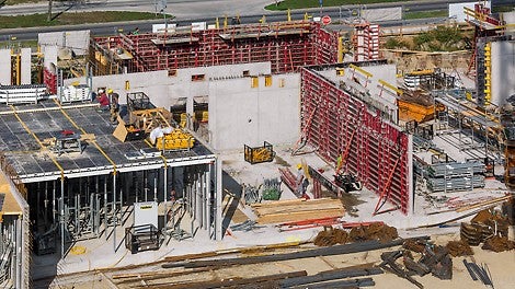 Durch den Einsatz der Rahmenschalung MAXIMO mit der einseitig bedienbaren Ankertechnik konnten die Umbauarbeiten in knappester Bauzeit gemeistert werden.