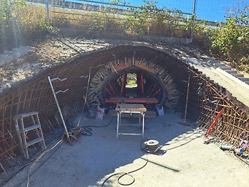 Buse sous l’A36, Argilly : des systèmes VARIOKIT sur filières spécialisées ont été utilisés pour réaliser cette buse sous l’autoroute A36. Des coffrages performants pour un assemblage simple, et un travail très rapide qui ont apporté une grande satisfaction au client. (Photo : PERI France)<br/>