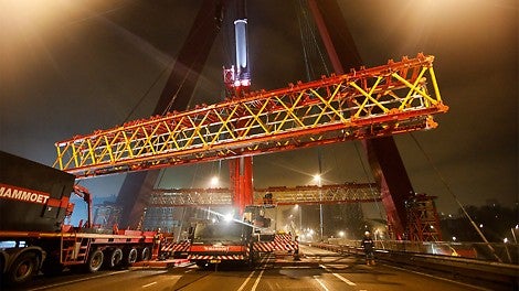 40 m of carriageway bridging: overnight, the 21 m long, pre-assembled VARIOKIT Truss Girder units were lifted and coupled to VST Shoring Towers using a mobile crane. At 6 o&#039;clock in the morning the bridge could be re-opened for traffic.