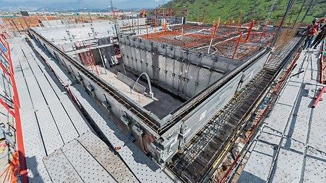 使用夹具连接墙体模块，保证了连接的横平、竖直、紧密。<br/>