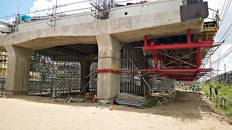 Customized VARIOKIT Trusses are suspended from the pier caps by four DW26 tie rods to support a maximum load of 50t without any shoring to the ground. 