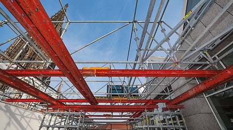 Zum 125-Jahr-Jubiläum sind auf dem Dach des Ulmer Stadthauses zwei überdimensionale Leuchtschriften zum Thema „Aus Sehnsucht wird Weitblick” installiert. Die vom Münsterplatz aus nahezu unsichtbare Stützkonstruktion basiert auf PERI UP und VARIOKIT Systembauteilen.