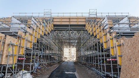 Průjezd vytvořený z ocelových příhradových nosníků ULS.