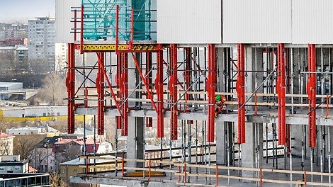 Совместимость с опалубкой и лесами PERI позволяет создавать комплексные решения. Например, интегрировать лестницы доступа PERI UP Flex в защитные экраны для обеспечения комфортного и безопасного доступа на монтажный горизонт.