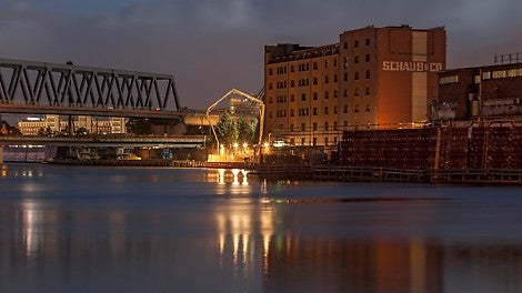 Aufgrund der massiven Betonkonstruktion begannen die Betonierarbeiten weit vor Morgendämmerung. So ließen sich die Abschnitte im regelmäßigen 2-Wochen-Rhythmus fertigstellen.