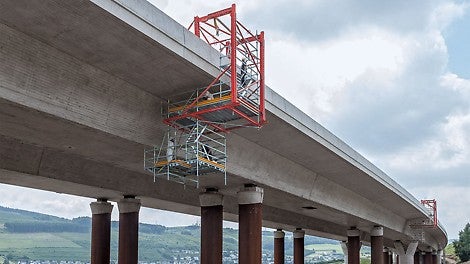 Zwei fahrbare PERI Hängegerüste sorgten für eine optimale Zugänglichkeit für die Nacharbeiten an der Autobahnbrücke Hammecke.