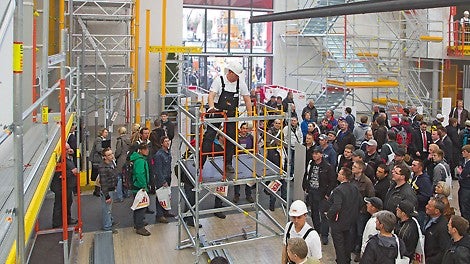 In addition to the simple and quick application of the PERI systems, safety on the jobsite in particular played an important role. This was impressively demonstrated to the visitors from home and abroad through on-going live demonstrations.