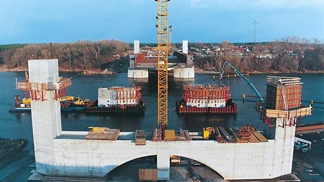 Die Widerlager der sogenannten Strombrücke wurden mit Wandschalungssystemen VARIO GT 24 und TRIO, dem Klettersystem KG und dem MULTIPROP System hergestellt.