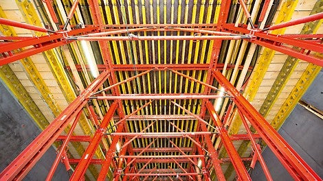 La soluzione composta dalla cassaforma traslabile VARIOKIT prevedeva anche un portale per il passaggio dei mezzi del cantiere – largo 4,30 m e alto 4,00 m – e un sistema idraulico per facilitare il sollevamento e l'abbassamento della cassaforma