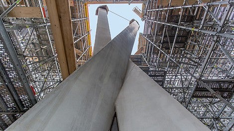 Die Schalung der Baumstützen fügte sich problemlos in das bereits aufgestellte PERI UP Traggerüst ein. Die Kompatibilität der Systeme war einer der ausschlaggebenden Punkte, warum die Wahl des Kunden auf PERI fiel.
