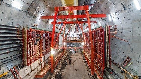 Bočné steny rástli priamo zo zárodkov a zároveň slúžia ako podopretie hornej vozovky. Dve debniace jednotky MAXIMO zabezpečili rýchlu a efektívnu betonáž 4,50 m vysokých stien. (Fotka: Washington State Department of Transportation)<br/>