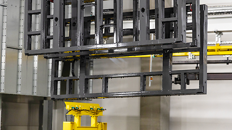 Después del recubrimiento por inmersión, los componentes pasan al recubrimiento en polvo, el paso final del proceso.