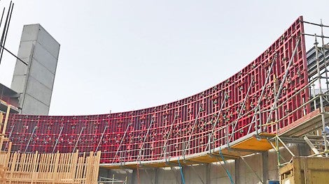 MAXIMO-seinämuotit FB 180 -niveltyötasojen päällä.