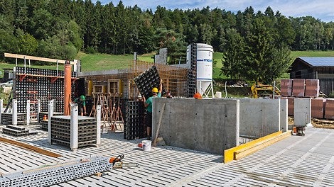 Mit einer minimalen Anzahl unterschiedlicher Systembauteile lassen sich mit der DUO Wände, Brüstungen, Fundamente und Säulen schalen. Mit nur wenigen Zusatzbauteilen könnte die DUO auch als Deckenschalung eingesetzt werden.