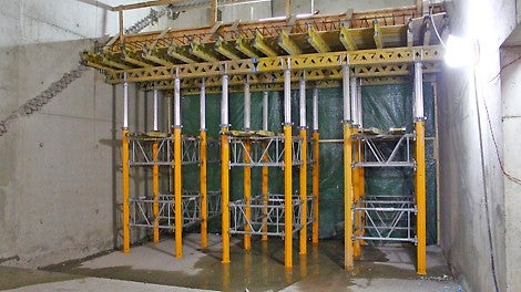 MULTIFLEX-holvituennan paikalta kulkee aseman valmistuttua liukuportaat asemalaiturille.