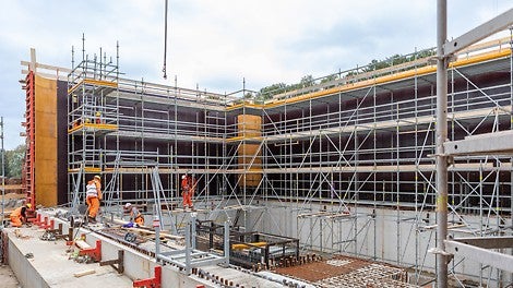 De systemen van PERI leveren complete oplossingen. Zoals hier de TRIO paneelbekisting met PERI-UP vlechtsteigers.