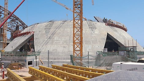 Vahelagi oli mõeldud viimistleda Trencadis mosaiigiga, seega juba varakult arvestati sinna kolmnurkseid süvendeid. Süvenditesse hiljem paigutatud 120 ümmargust ava moodustasid ilusa võrgu, läbi mille pääses hoonesse päevavalgus. (Foto: PERI GmbH)<br/>