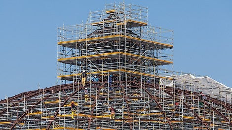 Die abgetreppt montierten Arbeitsebenen auf Basis des PERI UP Flex Modulgerüstsystems passen sich räumlich optimal an die vorhandene, zu konservierende Stahlkuppelkonstruktion an.