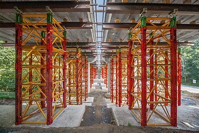 Wysoka nośność: wieże podporowe VST na bazie zestawu inżynieryjnego VARIOKIT mogą bezpiecznie przenosić obciążenia wynoszące do 700 kN na stojak.