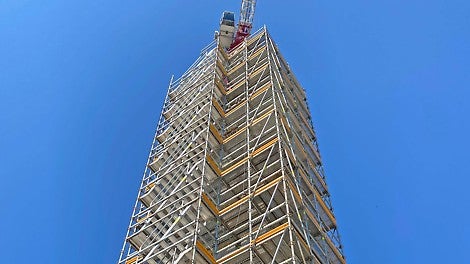 PERI UP -telineet toimivat tässä kohteessa raudoitustelineinä, työtasoina, porrastorneina ja tuennassa. 