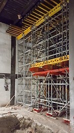 Kombinácia lešenia PERI UP Flex, vysokoúnosných nosníkov HDT, ako aj podperných veží ST 100 a stropných stojok MULTIPROP