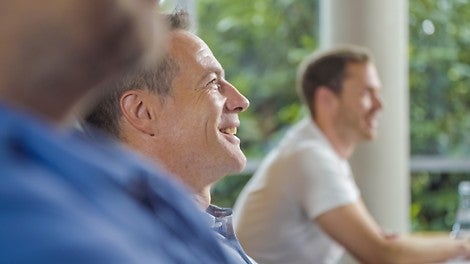 Besucher sitzt im Schulungsraum