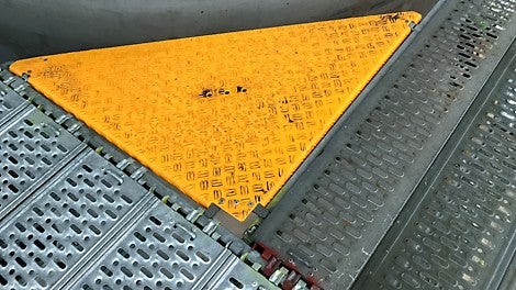 Hjørnepladen UDP til cirkulær lukning af huller i samme dækhøjde, giver øget sikkerhed når du færdes på industristilladset PERI UP Flex. 