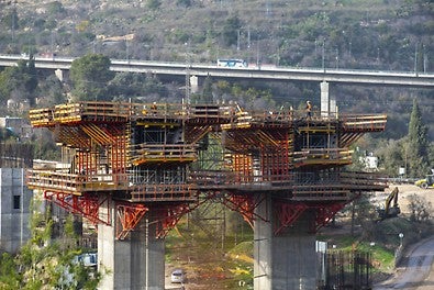 יציקת ראשי הפטיש באמצעות מערכת תבניות מסוג VARIOKIT על גבי מגדלי PERI UP. המגדלים הועמדו על פלטפורמות העמסה מסוג SB שנתלו אופקית על הנציב.