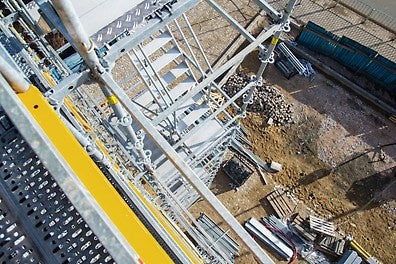 Всички изисквания за безопасност са изпълнени: предпазни парапети и бордове от стомана в ярко жълт цвят