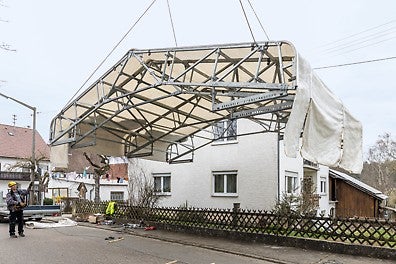 Die für den Verkehr freizuhaltende Ortsstraße beschränkte das Platzangebot für die Gerüstbauarbeiten.