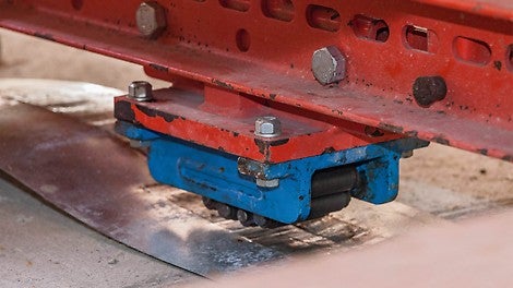 Nach erfolgreichem Ausschalen konnte die Gewölbeschalung mit Hilfe von Wälzwagen verfahren werden.