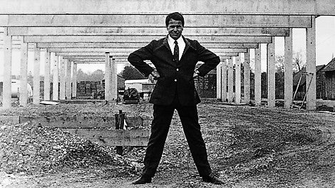 Artur Schwörer vor der im Bau befindlichen ersten Produktionshalle in Weissenhorn.