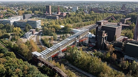Die 120 m lange und 30 m hohe Bandbrücke zur Mischanlage der Kokerei ist der nordöstliche Bestandteil des UNESCO-Welterbes Zeche Zollverein in Essen.